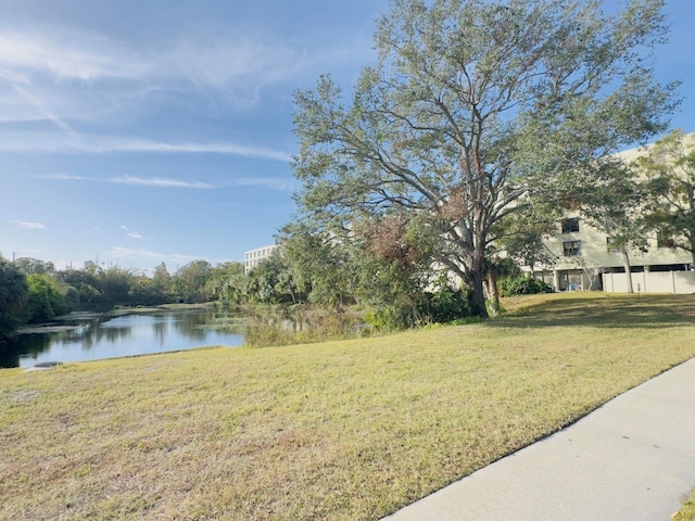 view of yard featuring a water view