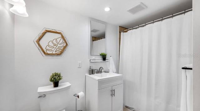 bathroom featuring a shower with curtain, recessed lighting, toilet, visible vents, and vanity