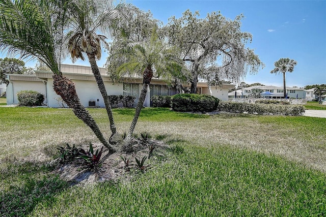 view of front of house featuring stucco siding and a front yard