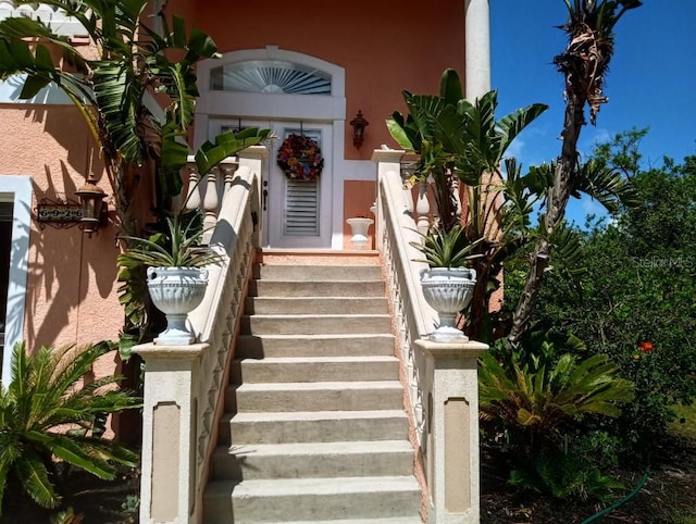 6926 Mccray Dr, Hudson, FL 34667 - entrance to property with stucco siding