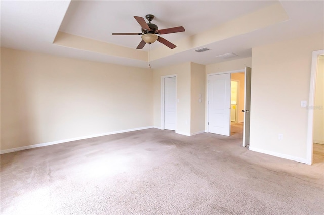 621 Washita Stone Dr, Ruskin, FL 33570 - spare room featuring carpet, visible vents, ceiling fan, a tray ceiling, and baseboards