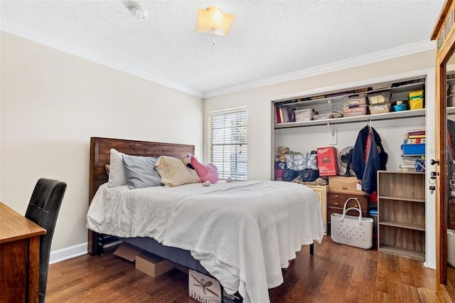 3823 N Oak Dr Unit K22, Tampa, FL 33611 - bedroom featuring ornamental molding, a textured ceiling, baseboards, and wood finished floors