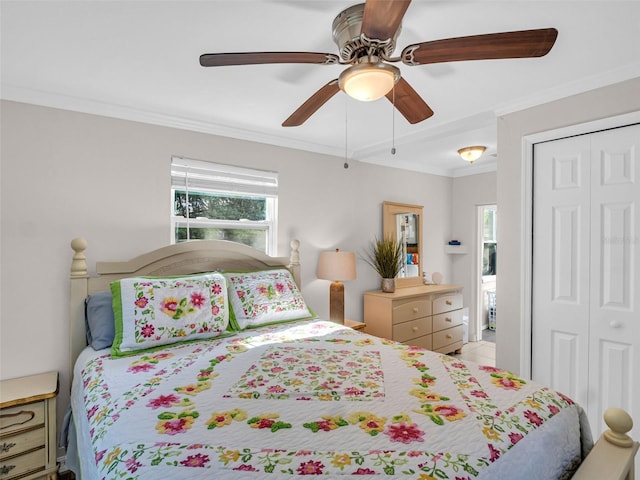 bedroom featuring crown molding, a closet, and a ceiling fan