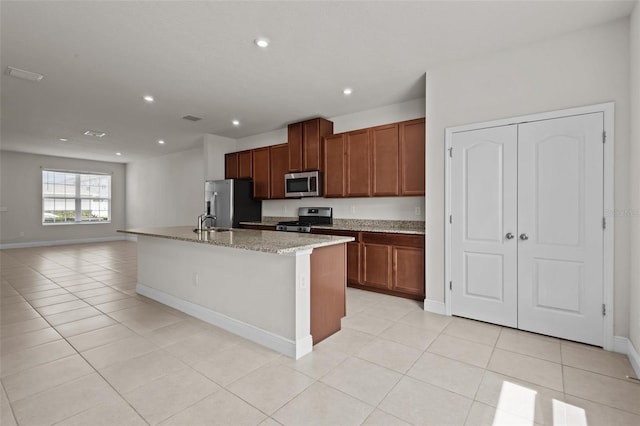 2432 Hearth Dr, Odessa, FL 33556 - kitchen with appliances with stainless steel finishes, a sink, baseboards, a center island with sink, and recessed lighting
