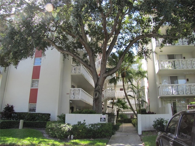 view of apartment building / complex