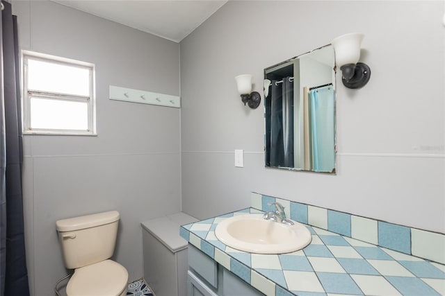 1310 Hilton Pl, Tampa, FL 33604 - full bath with vanity, toilet, and a shower with curtain