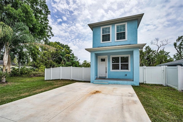 view of front of property featuring stucco siding, a gate, and a porch