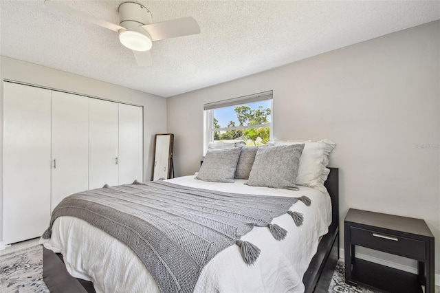 bedroom featuring a closet, a textured ceiling, and ceiling fan
