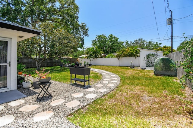 view of yard featuring an outbuilding