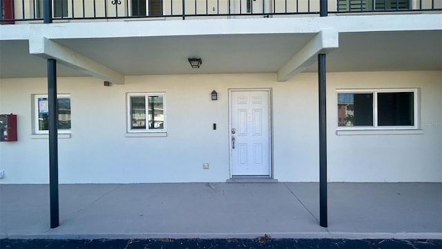 view of exterior entry with stucco siding