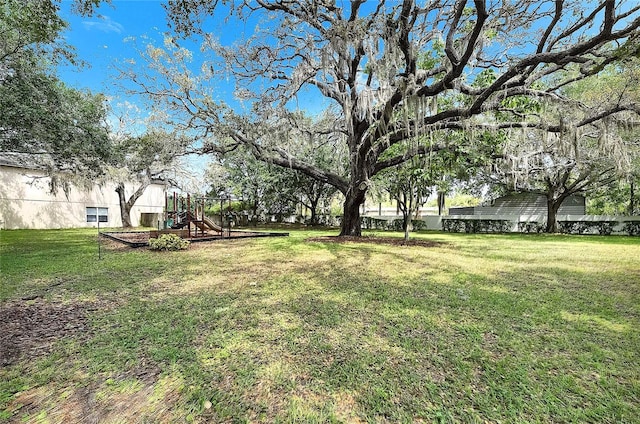 view of green lawn