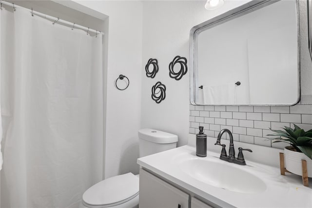16504 Lake Brigadoon Cir, Tampa, FL 33618 - bathroom featuring tasteful backsplash, toilet, vanity, and a shower with curtain