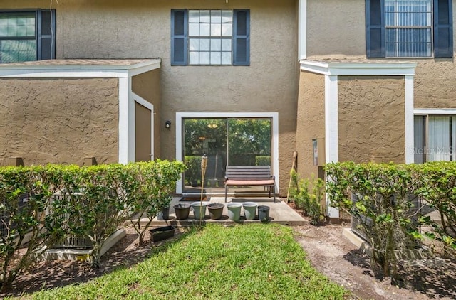 16504 Lake Brigadoon Cir, Tampa, FL 33618 - back of property featuring stucco siding