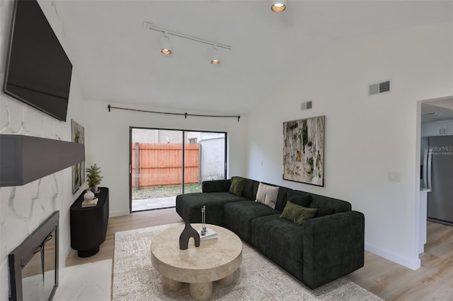 13703 Sweetwater Cove Pl, Tampa, FL 33613 - photo 2