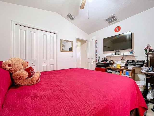 24305 Denali Ct, Lutz, FL 33559 - bedroom with lofted ceiling, a closet, and a ceiling fan