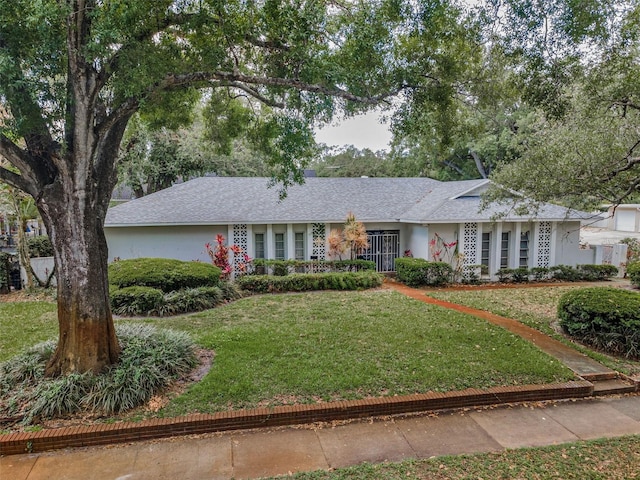 ranch-style home featuring a front lawn