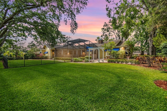 2769 St Andrews Blvd, Tarpon Springs, FL 34688 - yard at dusk featuring a lanai