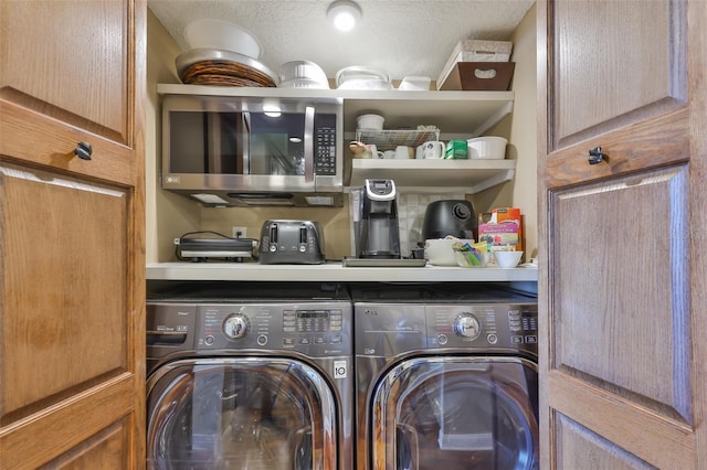 5701 Mariner St Unit 701, Tampa, FL 33609 - laundry area with washing machine and dryer and a textured ceiling