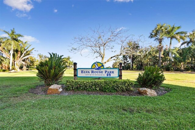 community sign featuring a yard