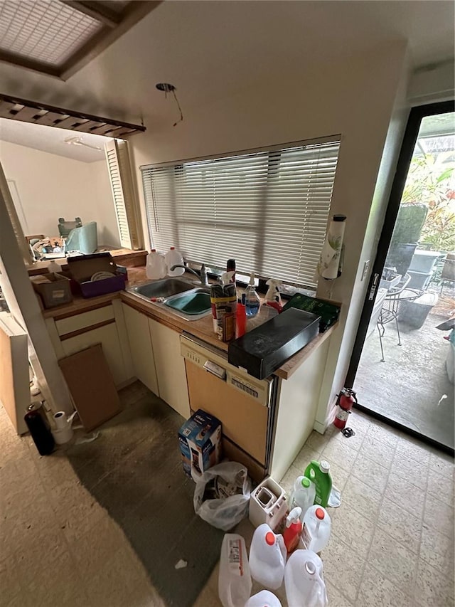 135 Pinewinds Blvd, Oldsmar, FL 34677 - kitchen with a sink and dishwashing machine