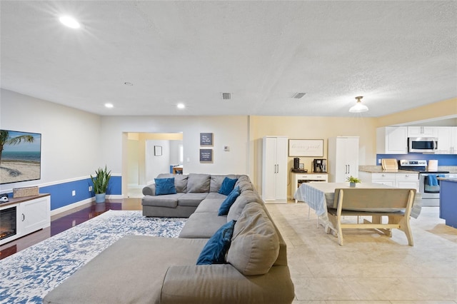 916 Shangri La Dr, Seffner, FL 33584 - living area featuring recessed lighting, baseboards, and a textured ceiling