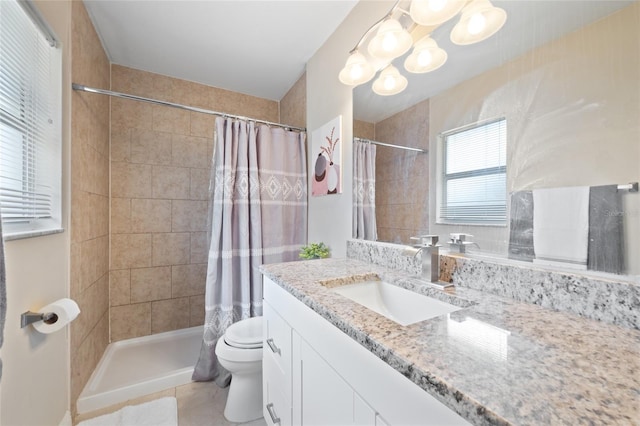 916 Shangri La Dr, Seffner, FL 33584 - full bath featuring toilet, vanity, a tile shower, and tile patterned flooring