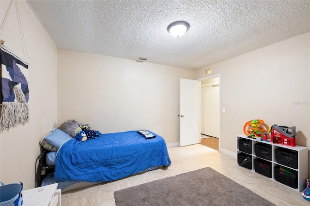 916 Shangri La Dr, Seffner, FL 33584 - bedroom featuring a textured ceiling