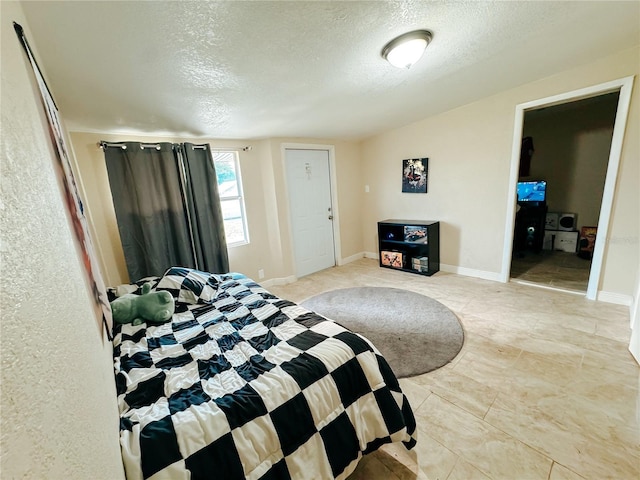 916 Shangri La Dr, Seffner, FL 33584 - bedroom featuring a textured ceiling and baseboards