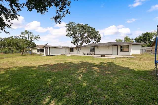 916 Shangri La Dr, Seffner, FL 33584 - back of property with a patio