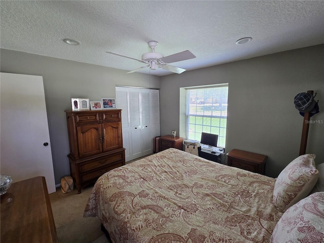 827 Creekside Ln, Palm Harbor, FL 34684 - bedroom with light carpet, a textured ceiling, a closet, and a ceiling fan