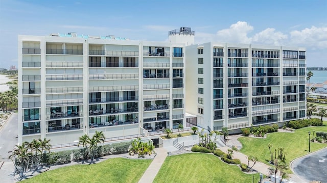 view of apartment building / complex