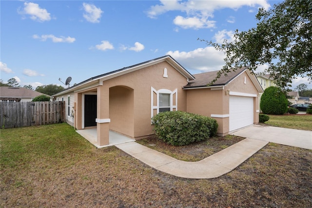 ranch-style house featuring fence, stucco siding, and a front lawn