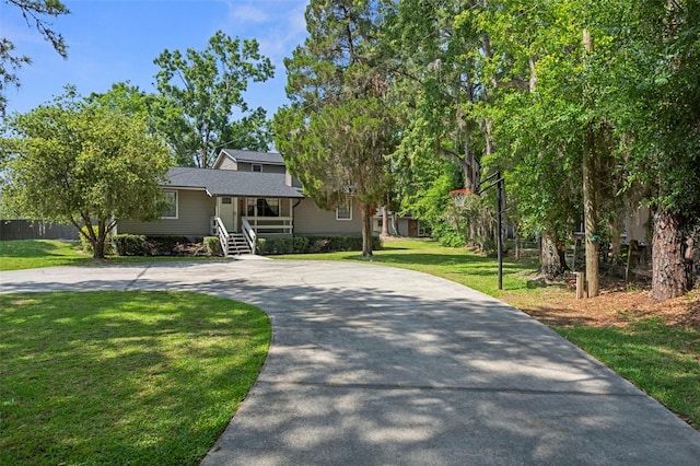 6501 Barcellona Rd, Land O Lakes, FL 34637 - view of front of house featuring covered porch, a front yard, and curved driveway