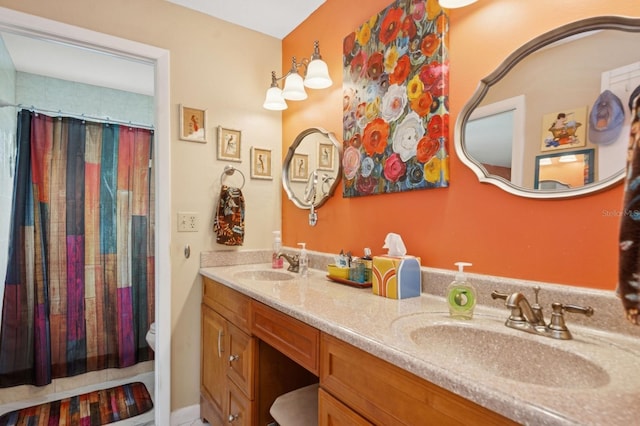 9018 39th Ln N Unit 5, Pinellas Park, FL 33782 - full bath featuring double vanity, toilet, and a shower with shower curtain