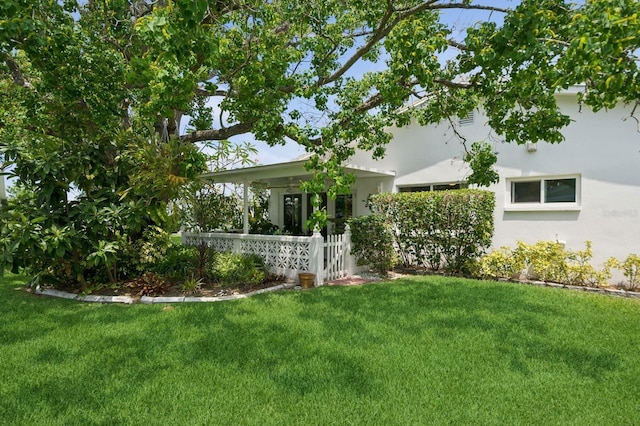 9018 39th Ln N Unit 5, Pinellas Park, FL 33782 - view of grassy yard featuring a porch