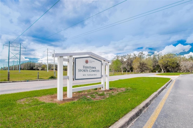 5914 Goldenbark Pl, Lithia, FL 33547 - community sign featuring a yard