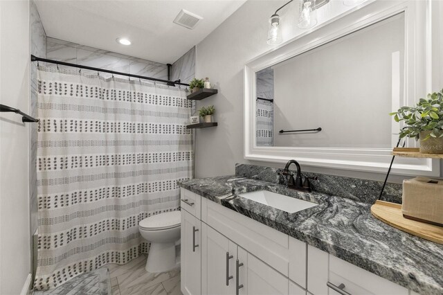 3119 W N St, Tampa, FL 33614 - full bath featuring toilet, vanity, marble finish floors, a shower with shower curtain, and recessed lighting