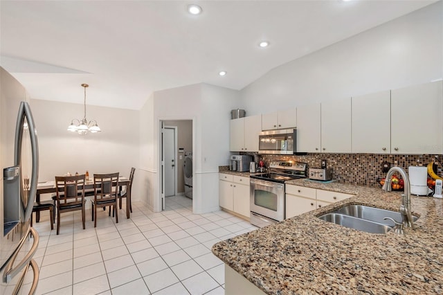 815 Sandy Trail Pl, Brandon, FL 33511 - kitchen featuring stainless steel appliances, vaulted ceiling, a sink, a chandelier, and decorative backsplash