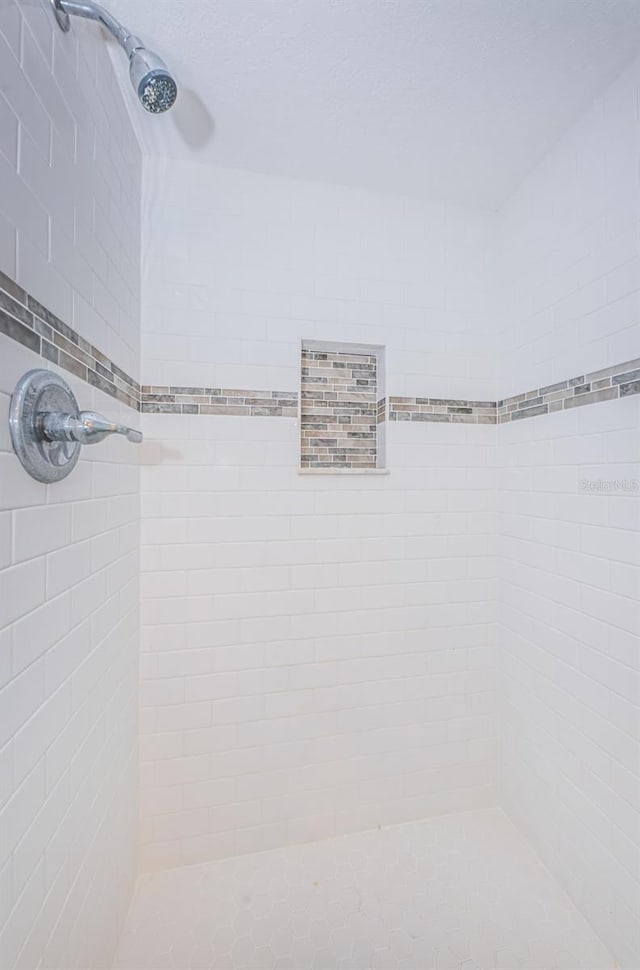 bathroom featuring tiled shower
