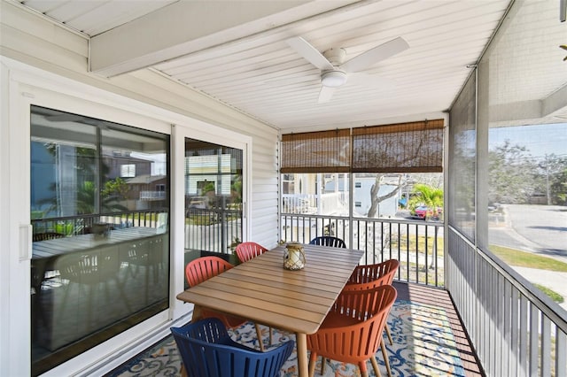 sunroom with ceiling fan