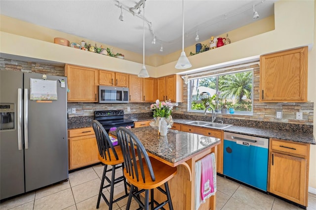 4222 Trumpworth Ct, Valrico, FL 33596 - kitchen with stainless steel appliances, a sink, light tile patterned floors, and tasteful backsplash