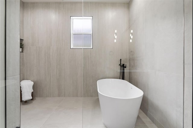 5628 Terrain De Golf Dr, Lutz, FL 33558 - full bath featuring a freestanding tub and tile patterned flooring