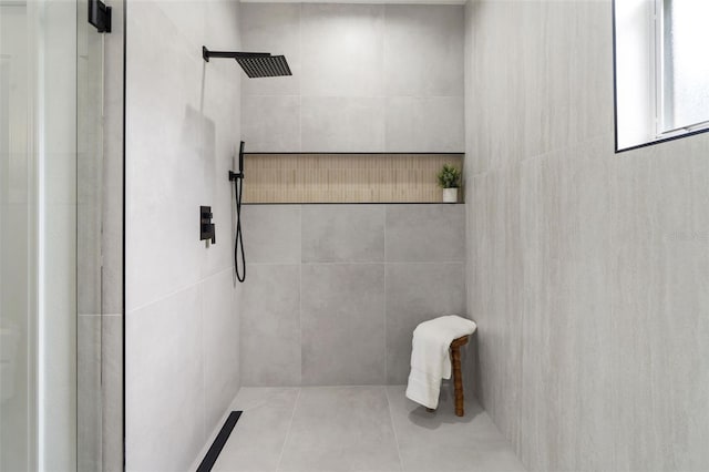 5628 Terrain De Golf Dr, Lutz, FL 33558 - bathroom featuring a tile shower, tile walls, and tile patterned floors