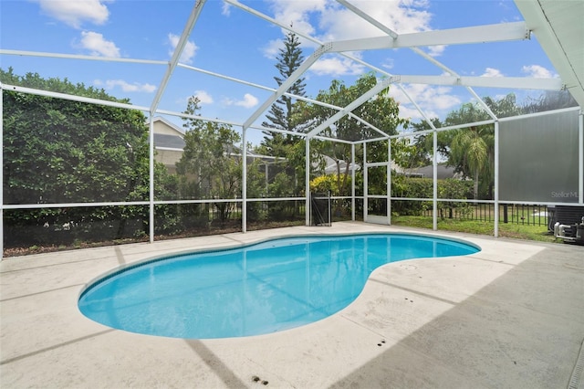 5628 Terrain De Golf Dr, Lutz, FL 33558 - swimming pool with a patio and glass enclosure