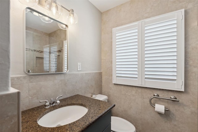 4027 25th Ave N, Saint Petersburg, FL 33713 - bathroom with tiled shower, toilet, tile walls, and vanity