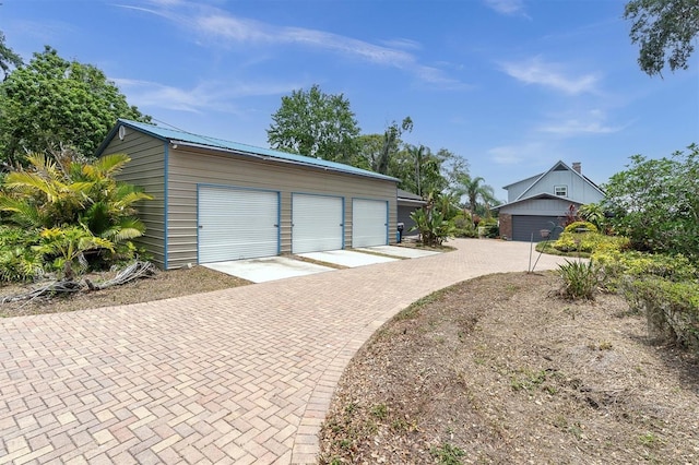 13533 Bay Lake Ln, Tampa, FL 33618 - detached garage featuring decorative driveway