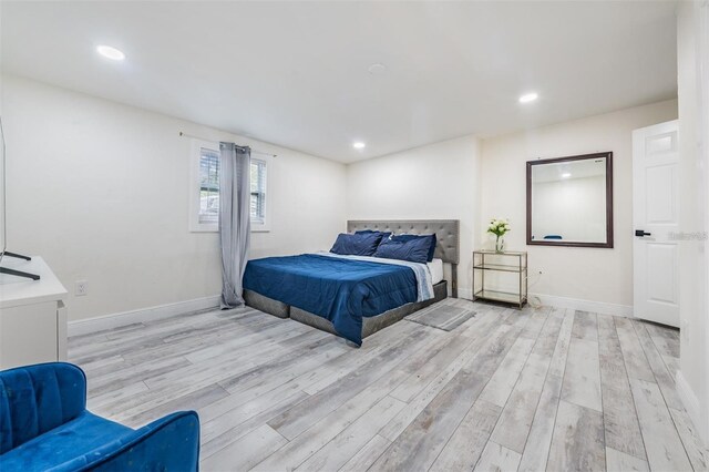 bedroom featuring light wood-style flooring, baseboards, and recessed lighting