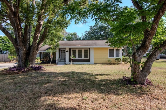 single story home with a front lawn