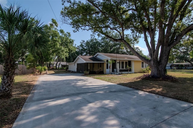single story home with driveway