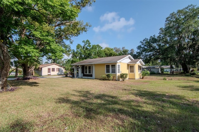 view of front of property featuring a front lawn